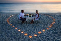 Ein Dinner zu zweit im Urlaub - das können Eltern mit der Babyphone-App genießen