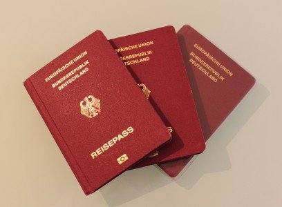 Auch Babys und Kleinkinder benötigen für Reisen ins Ausland bereits ein gültiges Reisedokument