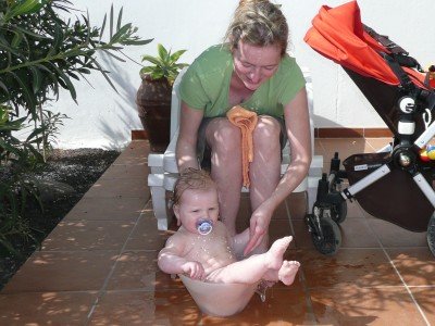 Improvisiertes Planschbecken: Baby badet in Salatschüssel