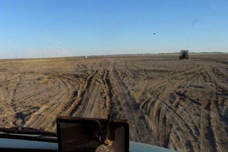 Im Konvoi über Pisten in der Mongolei. Straßen gibt es hier keine. © Morpheusreisen Im Konvoi über Pisten in der Mongolei. Straßen gibt es hier keine. © Morpheusreisen