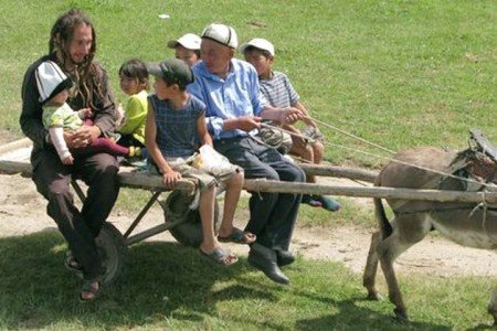Mitfahrgelegenheit auf kirgisisch: Auf dem Eselskarren mit einheimischen Kindern unterwegs © Morpheusreisen Mitfahrgelegenheit auf kirgisisch: Auf dem Eselskarren mit einheimischen Kindern unterwegs © Morpheusreisen