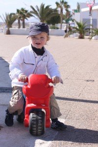 Paul beim Motorradfahren auf der Strandpromenade © KidsAway Paul beim Motorradfahren auf der Strandpromenade © KidsAway