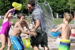 Eine Wasserschlacht gehört zum Urlaub mit Kindern dazu - und kostet nichts