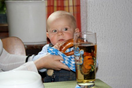 Baby auf bayerisch: Mit Brezel und Bier © Mami-in-Pumps Baby auf bayerisch: Mit Brezel und Bier © Mami-in-Pumps