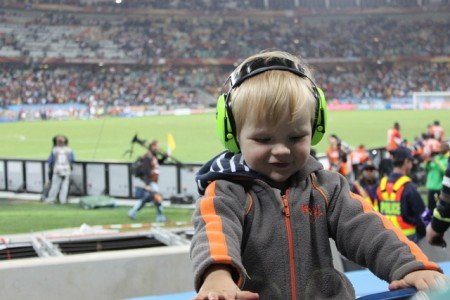 Toben mit Hörschutz im Stadion © Kerstin Toben mit Hörschutz im Stadion © Kerstin
