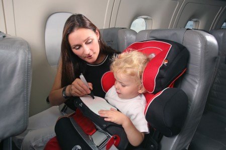 Mit Kindersitz entspannt und sicher fliegen