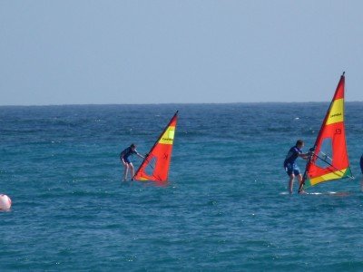 Erste Surfversuche © kidsoncruise Erste Surfversuche © kidsoncruise