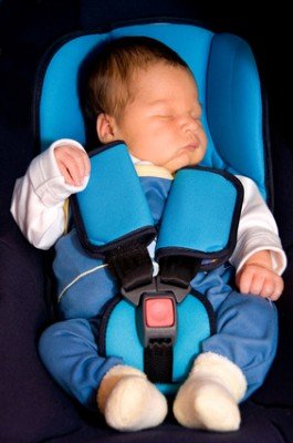 Baby schlafend im Auto Baby schlafend im Auto
