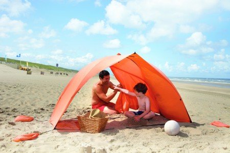 Mit einem Sonnenzelt von Skincom macht der Familienurlaub am Strand Spaß!