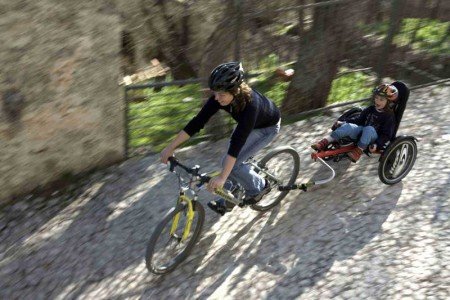 Auf dem Tret Bike kann das Kind eifrig mittreten