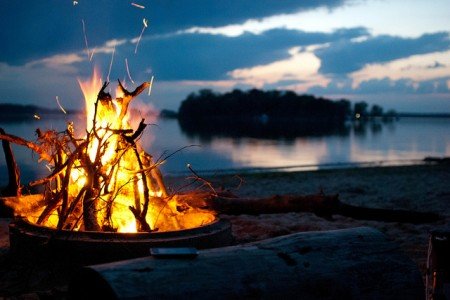 Lagerfeuer, das schönste Urlaubsritual © FlickR/Luftholen Lagerfeuer, das schönste Urlaubsritual © FlickR/Luftholen