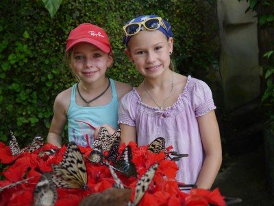Jill und Joya im Butterfly Garden Jill und Joya im Butterfly Garden