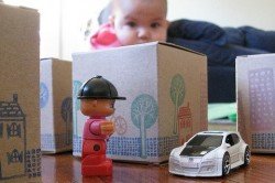 Kleine Schachteln und Männchen sind für Kinder im Flugzeug beste Beschäftigung