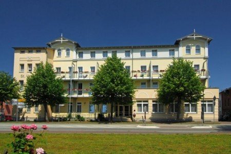 Hinter der Familienferienstätte "St. Ursula" in Graal-Müritz wartet der breite Ostseestrand © Caritas Mecklenburg Hinter der Familienferienstätte "St. Ursula" in Graal-Müritz wartet der breite Ostseestrand © Caritas Mecklenburg