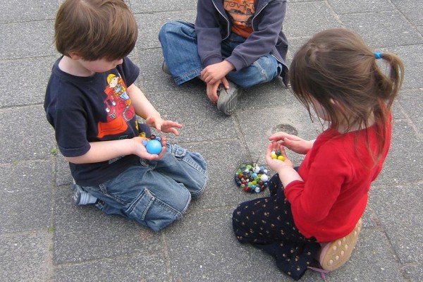 Mit Murmeln spielen macht allen Kindern Spaß © Flickr/tuppus Mit Murmeln spielen macht allen Kindern Spaß © Flickr/tuppus