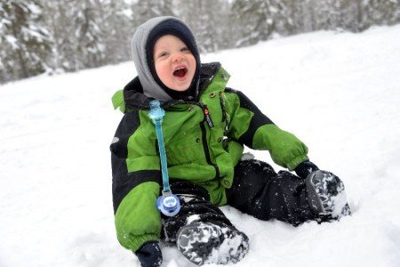 Dick verpackt, macht Urlaub im Schnee auch mit Baby Spaß © Geertje Jacob/nordicfamily Dick verpackt, macht Urlaub im Schnee auch mit Baby Spaß © Geertje Jacob/nordicfamily