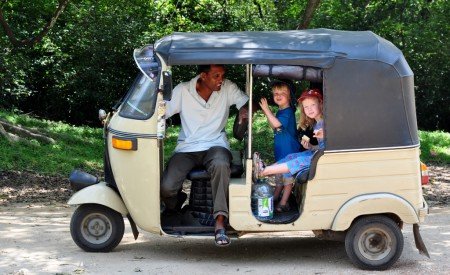 Mit Chauffeur Bandulla im Tuktuk © Wolfgang Stromberg Mit Chauffeur Bandulla im Tuktuk © Wolfgang Stromberg