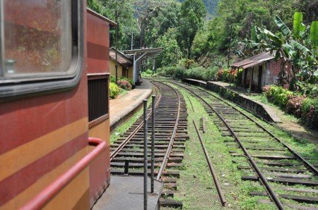 Der Zug ist eines der wichtigsten Transportmittel in Sri Lanka © Wolfgang Stromberg Der Zug ist eines der wichtigsten Transportmittel in Sri Lanka © Wolfgang Stromberg