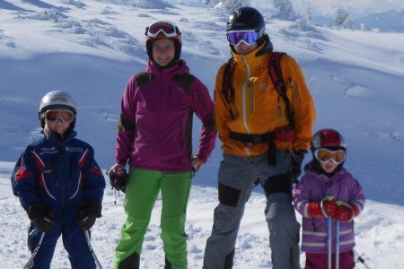 Familie Oberhuber mit ihren zwei jüngeren Töchtern © moonfrog edition Familie Oberhuber mit ihren zwei jüngeren Töchtern © moonfrog edition