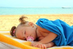 Ob am Strand oder im Hotel - wie schlafen Babys im Urlaub am besten?