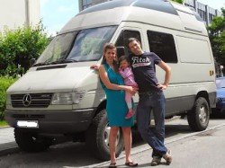 Die Reisefamilie vor ihrem Sprinter