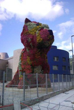 Amüsanter Kunsthund: Vor dem Guggenheim Bilbao steht Jeff Koons‘ „Puppy“, bewachsen mit echten Blumen © Maria-Bettina Eich Amüsanter Kunsthund: Vor dem Guggenheim Bilbao steht Jeff Koons‘ „Puppy“, bewachsen mit echten Blumen © Maria-Bettina Eich