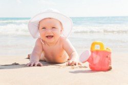 Mit Baby am Strand - worauf Eltern achten sollten