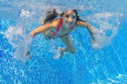 Kinder sollten so früh wie möglich schwimmen lernen
