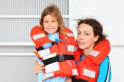 Ihr solltet das Anlegen der Rettungsweste gut einüben.