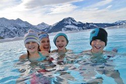 Outdoor-Pool vor einer Truamkulisse