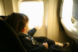 Sicher und komfortabel fliegen im Autokindersitz
