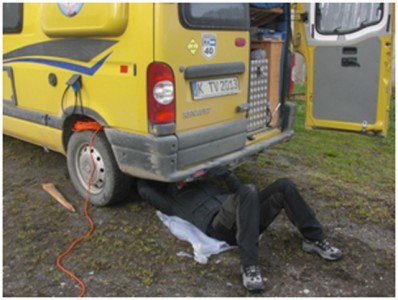 Tim beim "Reparieren" des Campervans © Tim Voges Tim beim "Reparieren" des Campervans © Tim Voges