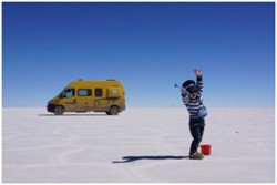 Jonas ganz groß auf dem Salzsee Salar de Uyuni