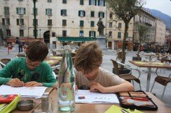 "Travelschooling" heißt es, wenn Kinder während einer Langzeitreise pauken müssen