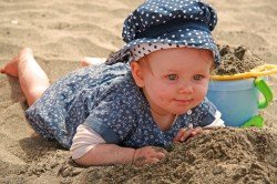Im Urlaub machen sich Kinder noch schneller dreckig als sonst.
