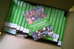 Ein Karton voller Reisehandbücher - habt ihr schon eins?