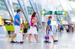 Der beste Platz für einen Autokindersitz beim Fliegen ist der Sitzplatz eures Kindes