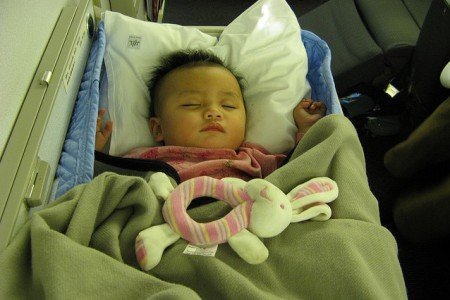 Den Flug verschlafen im Baby Bassinet - hoffentlich klappts! © Flickr - William Whyte Den Flug verschlafen im Baby Bassinet - hoffentlich klappts! © Flickr - William Whyte
