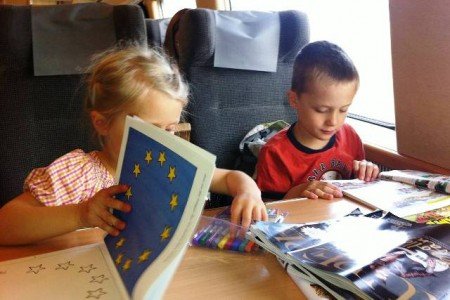 Kinderbeschäftigung im schwedischen Zug © Hartmut Vogt Kinderbeschäftigung im schwedischen Zug © Hartmut Vogt