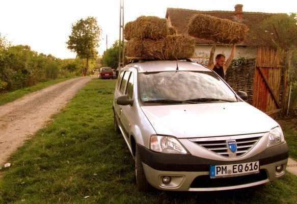 Rumänien-Stanicova-Wwoofing auf dem Land-Strohtransport für den Permakulturgarten © aeroh Rumänien-Stanicova-Wwoofing auf dem Land-Strohtransport für den Permakulturgarten © aeroh