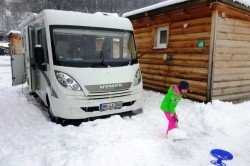 Schneeschippen gehört beim Wintercamping dazu