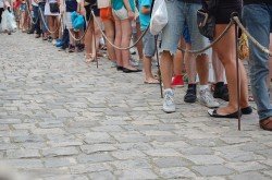 Vor dem Urlaubsspaß steht oft das Warten