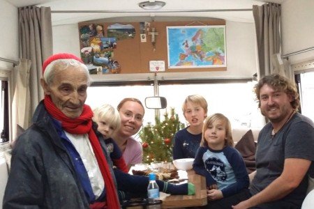 Weihnachtsbesuch von Justo Gallego Martinez in unserem Bus © travelfamily.de Weihnachtsbesuch von Justo Gallego Martinez in unserem Bus © travelfamily.de