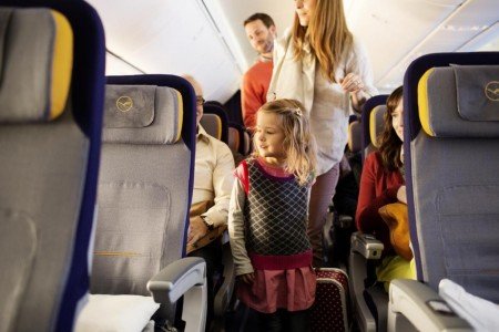 Zum Fliegen mit Kindern gibt es tausend Fragen © Dominik Mentzos/Lufthansa Zum Fliegen mit Kindern gibt es tausend Fragen © Dominik Mentzos/Lufthansa