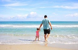 Ein Strandtag mit Baby, da brauchen Eltern jeden guten Trick!