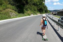 Ronja unterwegs auf dem Longboard