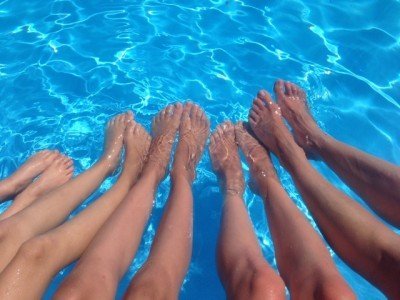 Am Pool sind alle entspannt: Mama Katja und ihre vier Kids Am Pool sind alle entspannt: Mama Katja und ihre vier Kids