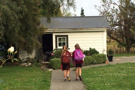 Der erste Schultag in Neuseeland: Lina und ihre Freundin © Vero Der erste Schultag in Neuseeland: Lina und ihre Freundin © Vero
