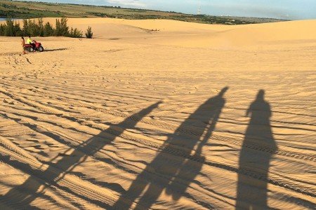Vero und ihre Familie als Sand-Silhouetten auf den roten Sanddünen in Mui Ne/Vietnam © Vero Vero und ihre Familie als Sand-Silhouetten auf den roten Sanddünen in Mui Ne/Vietnam © Vero