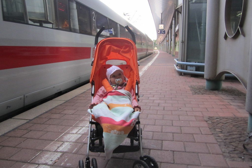 Mit Kinderwagen im Zug - oft ein schweres Unterfangen © KidsAway